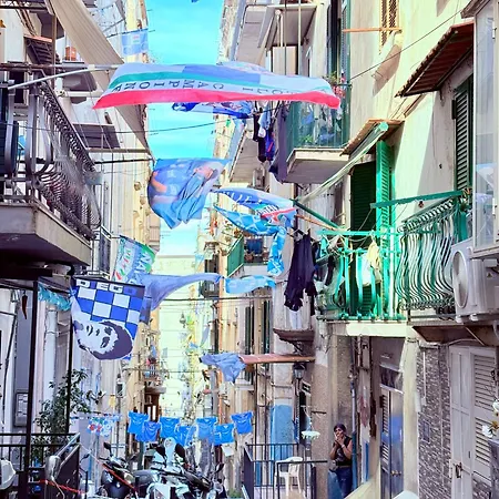 Myaslovelyluckycharm נאפולי